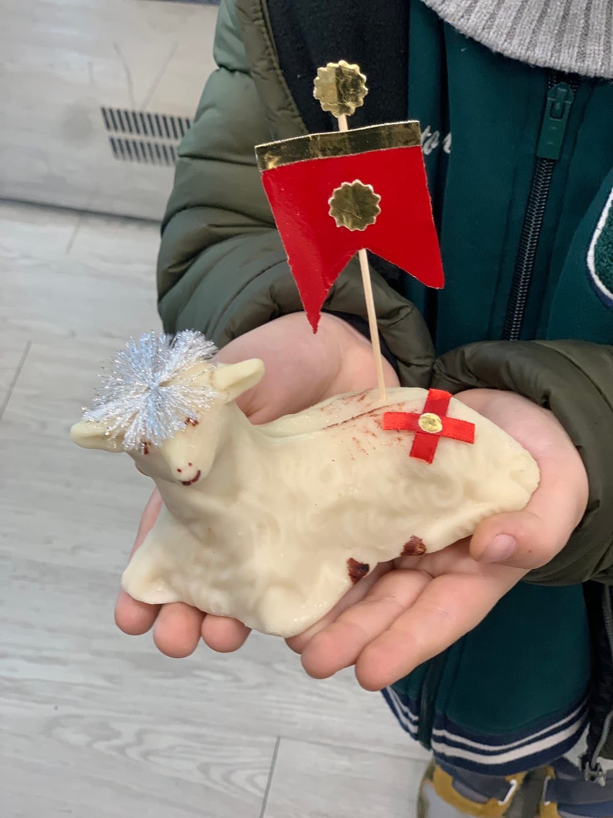 Agnello pasquale di marzapane con la bandierina rossa