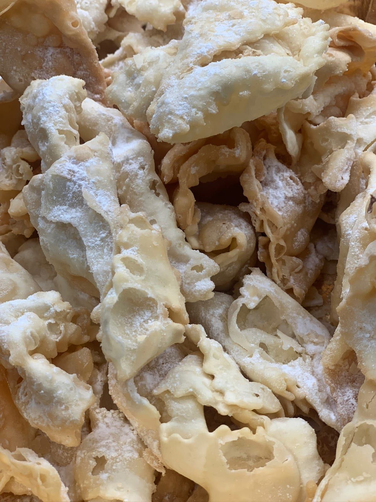 Chiacchiere di Carnevale con zucchero a velo