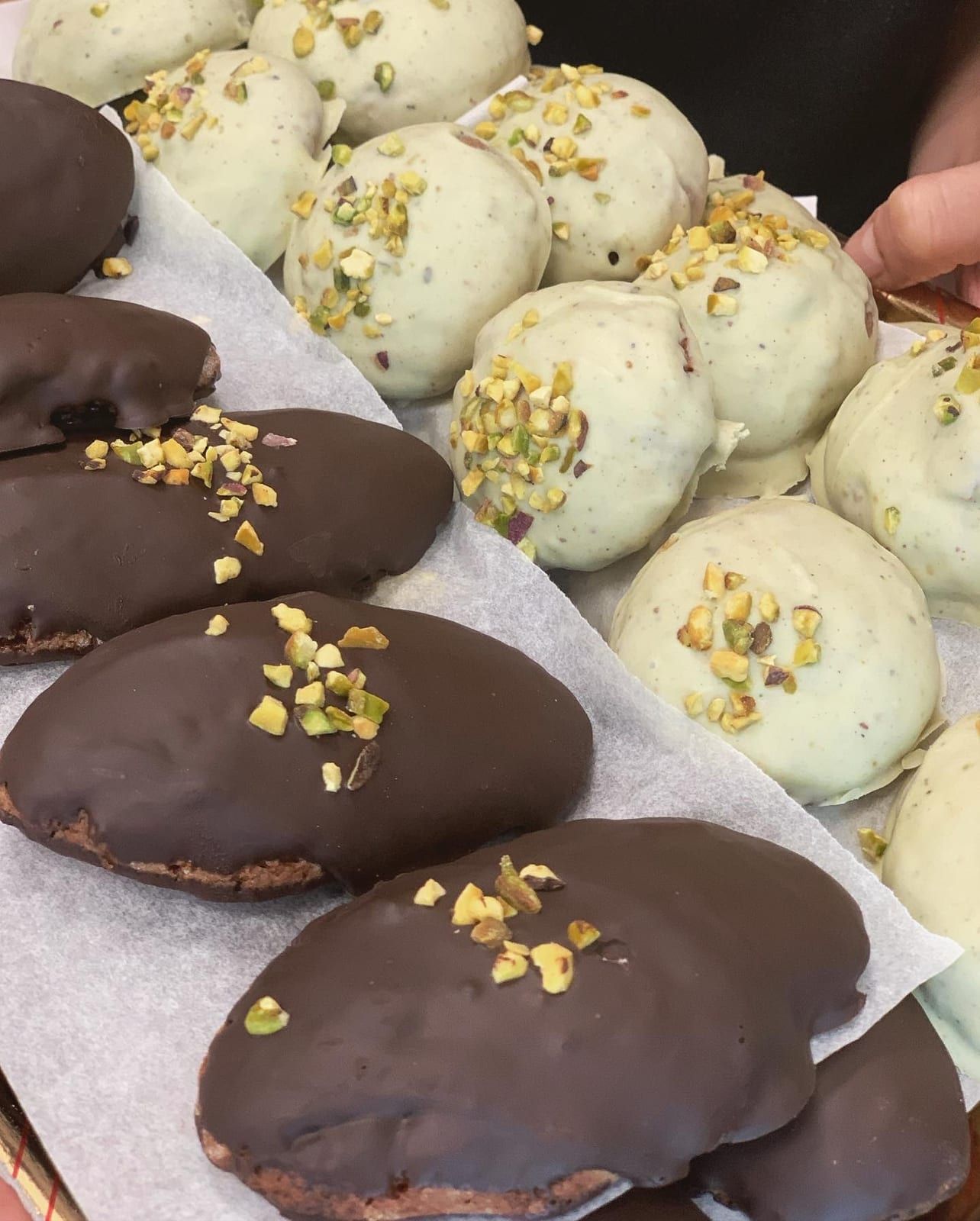 Dolci ricoperti di cioccolato e dolci al pistacchio con granella di pistacchio