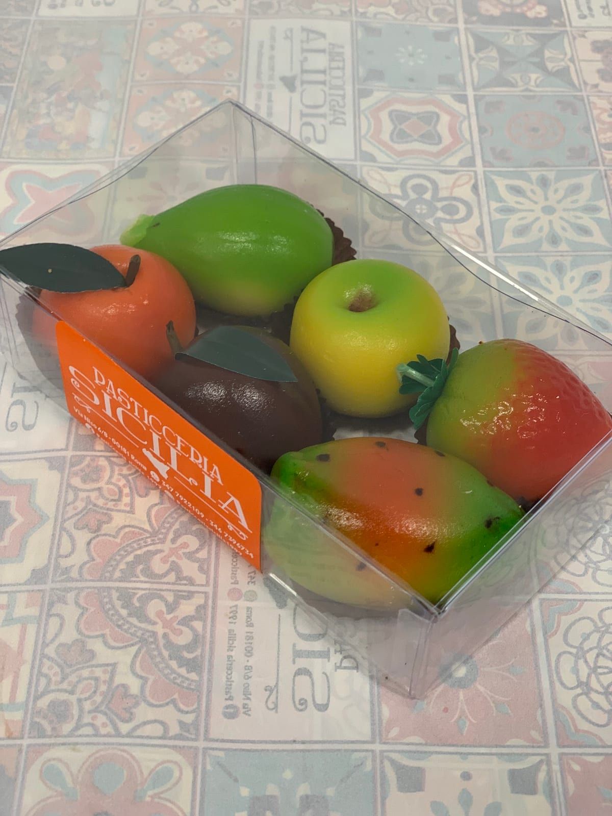 Frutta di marzapane nella confezione con il logo della Pasticceria Sicilia
