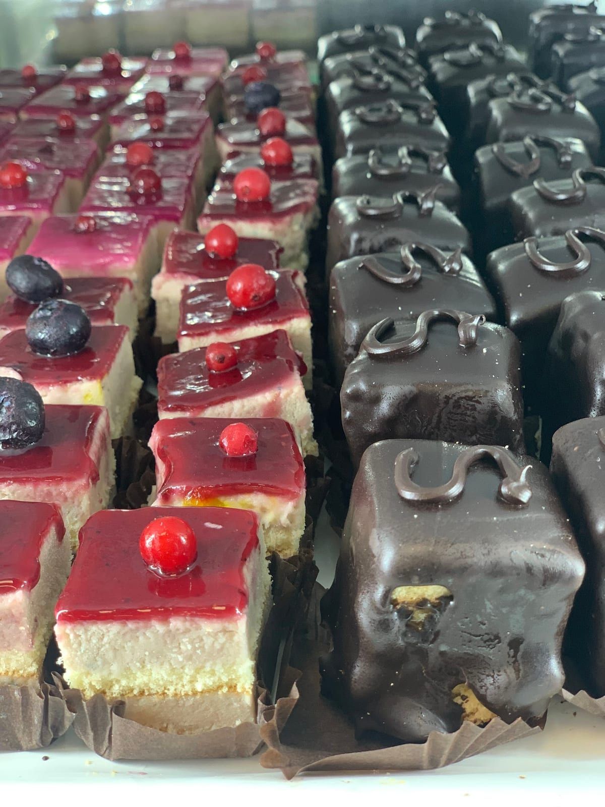 Monoporzioni di pasticceria alla frutta e ricoperte di cioccolato