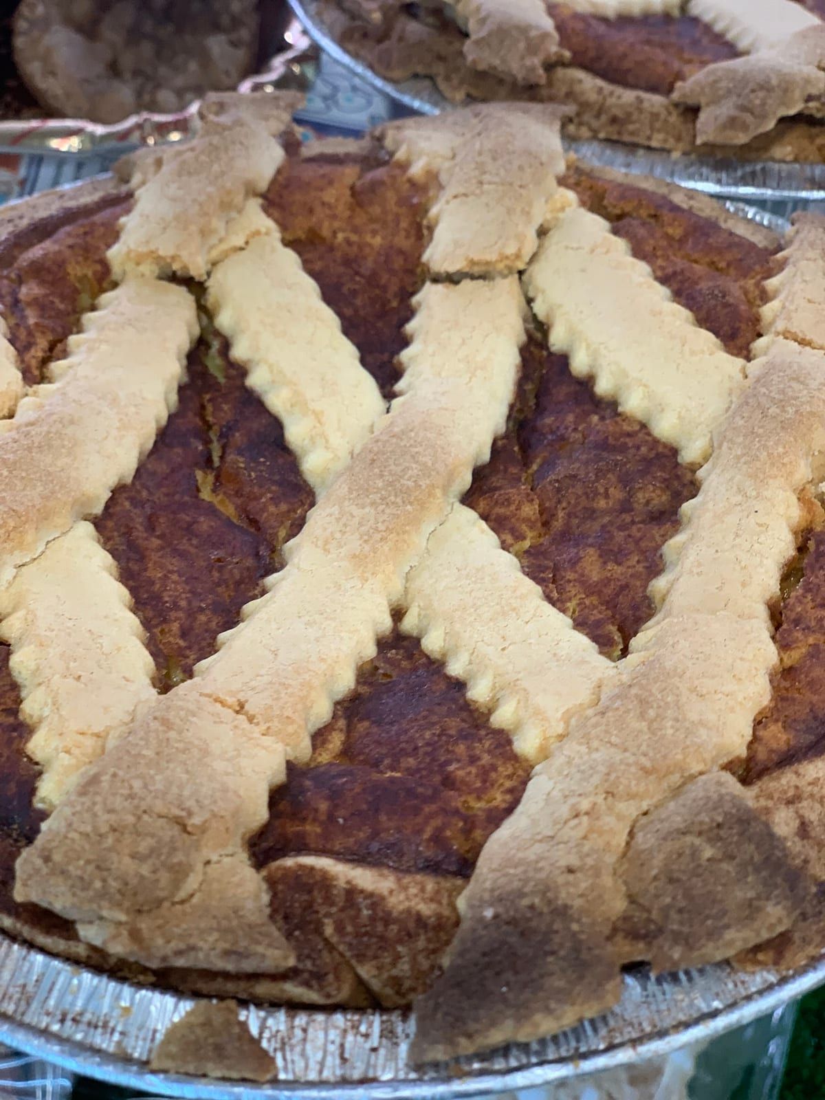 Pastiera con la tipica grata di pasta frolla