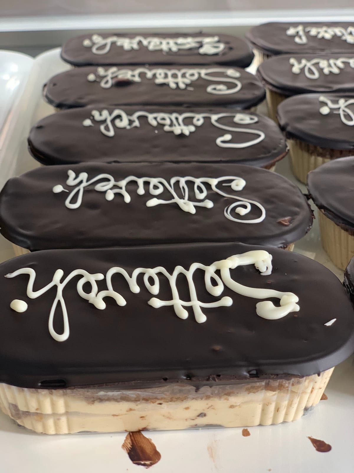 Monoporzioni Setteveli ricoperte di cioccolato con la scritta in glassa