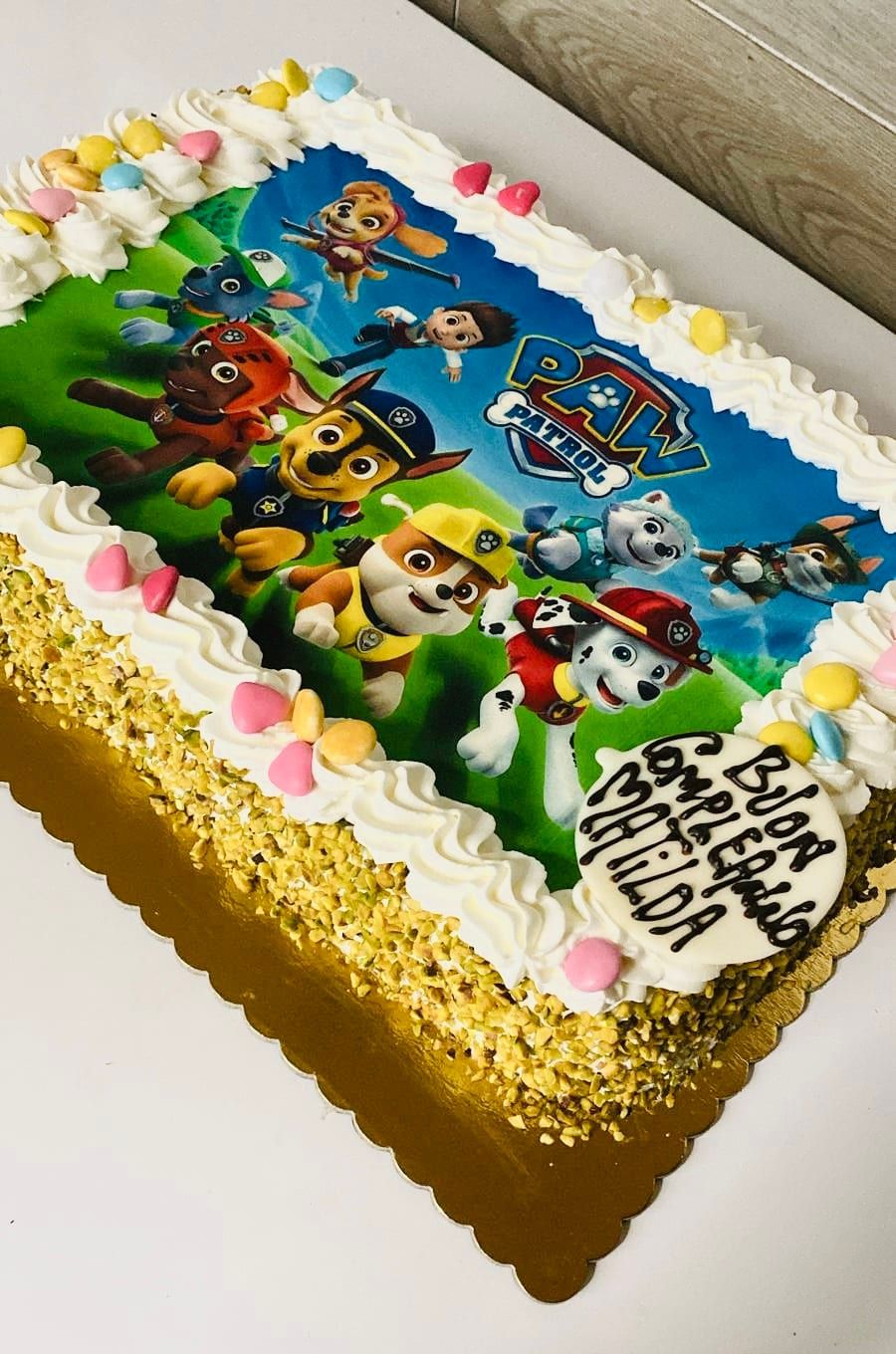 Torta di compleanno rettangolare con disegno personalizzato e scritta di auguri